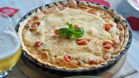 PIZZA RUSTICA CON BACON, CIPOLLA ROSSA, POMODORO E FORMAGGIO PIZZICORINO MARTE